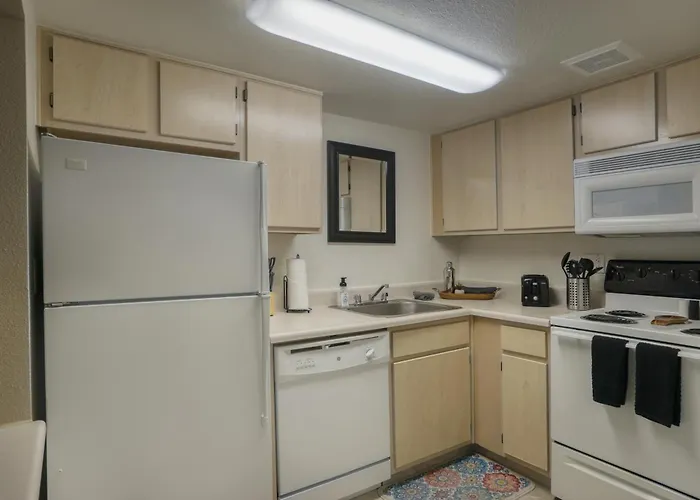 127 Fully Furnished 1br Suite-prime Location Apartment